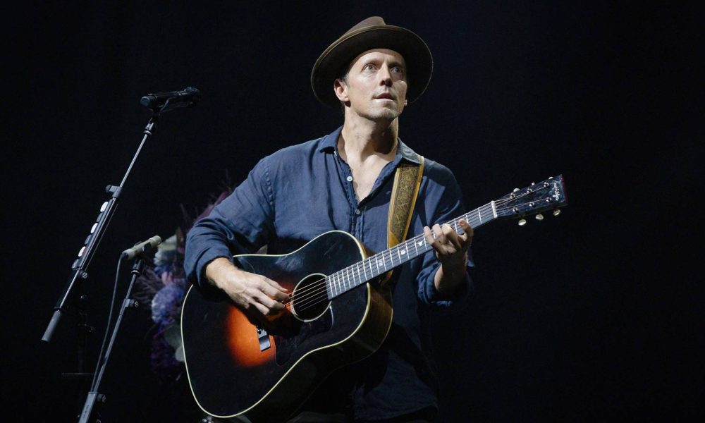 BERLIN, GERMANY - SEPTEMBER 19: (EXCLUSIVE COVERAGE) American singer Jason Mraz performs live on stage during a concert at the Admiralspalast on September 19, 2025 in Berlin, Germany. (Photo by Frank Hoensch/Redferns)