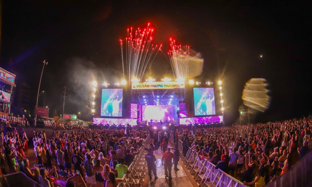 A dupla Clayton e Romario   durante a apresentacao do seu show dentro da programacao do Verao Maior Parana, em Matinhos - 14/02/2025 - Foto: Geraldo Bubniak/AEN